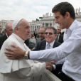 Le tennisman Juan Martin Del Potro rencontrant le pape François à Rome le 15 mai 2013 en marge du Masters. Le Saint Père avait béni un rosaire que le tennisman argentin s'est fait dérobé à Gare du Nord à Paris quelques mois plus tard.