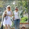 Exclu - Courtney Love et sa fille Frances Bean Cobain vont promener leur chien, à Beverly Hills le 7 mai 2006.