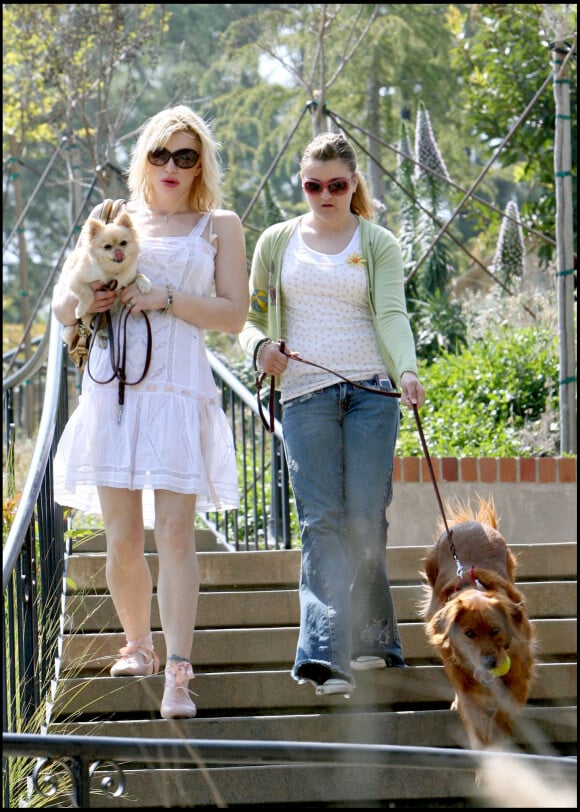 Exclu - Courtney Love et sa fille Frances Bean Cobain vont promener leur chien, à Beverly Hills le 7 mai 2006.