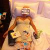 Pamela Anderson dans sa chambre d'hôtel après avoir bouclé le marathon de New York le 3 novembre 2013