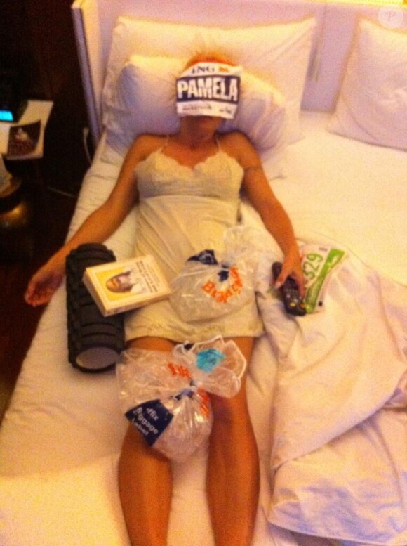 Pamela Anderson dans sa chambre d'hôtel après avoir bouclé le marathon de New York le 3 novembre 2013