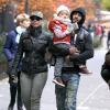 Alicia Keys, en compagnie de son mari Swiss Beatz et de leur fils Egypt, va encourager le frère de la chanteuse Cole Cook, lors du marathon de New York, le 3 novembre 2013.