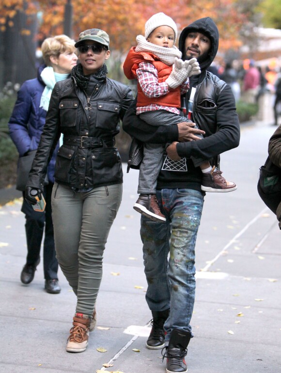 Alicia Keys, en compagnie de son mari Swiss Beatz et de leur fils Egypt, va encourager le frère de la chanteuse Cole Cook, lors du marathon de New York, le 3 novembre 2013.