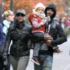 Alicia Keys avec son mari Swiss Beatz et  leur fils Egypt vont encourager le frère de la chanteuse Cole Cook, lors du marathon de New York, le 3 novembre 2013.