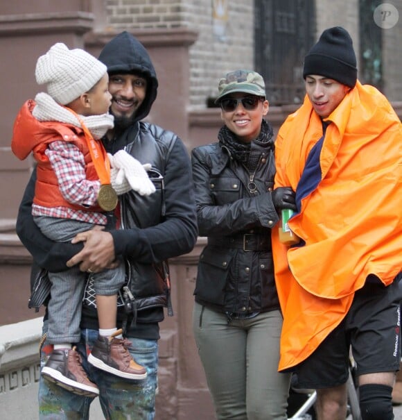 Alicia Keys, son mari Swiss Beatz et leur fils Egypt félicitent le frère de la chanteuse Cole Cook à l'issue du marathon de New York, le 3 novembre 2013.