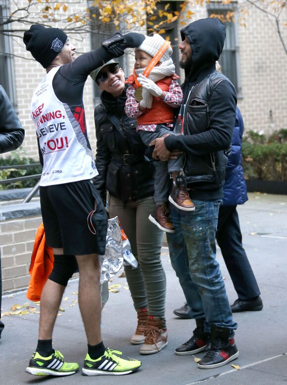 Alicia Keys, son mari Swiss Beatz et leur fils Egypt félicitent le frère de la chanteuse Cole Cook à l'issue du marathon de New York, le 3 novembre 2013.