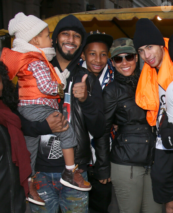 Alicia Keys, son mari Swiss Beatz et leur fils Egypt félicitent le frère de la chanteuse Cole Cook à l'issue du marathon de New York, le 3 novembre 2013.