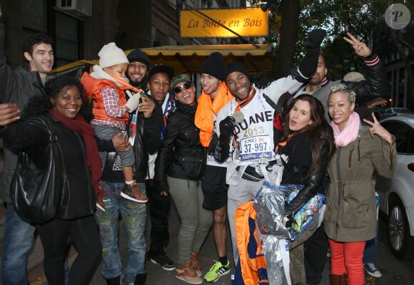 Alicia Keys, son mari Swiss Beatz et leur fils Egypt félicitent le frère de la chanteuse Cole Cook à l'issue du marathon de New York, le 3 novembre 2013.