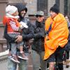 Alicia Keys, son mari Swiss Beatz et leur fils Egypt félicitent le frère de la chanteuse Cole Cook à l'issue du marathon de New York, le 3 novembre 2013.