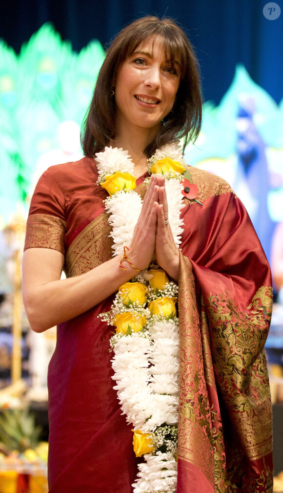 Samantha Cameron, l'épouse du Premier ministre britannique, en visite dans un temple hindou de Londres le 4 novembre 2013.