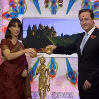 David Cameron et Samantha : À la mode Bollywood pour une grande fête hindoue