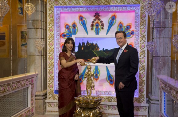 David Cameron et son épouse Samantha en visite dans un temple hindou de Londres le 4 novembre 2013.