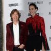 Mick Jagger et sa compagne L'Wren Scott assistent aux Harper's Bazaar Women of the Year Awards à l'hôtel Claridge's. Londres, le 5 novembre 2013.