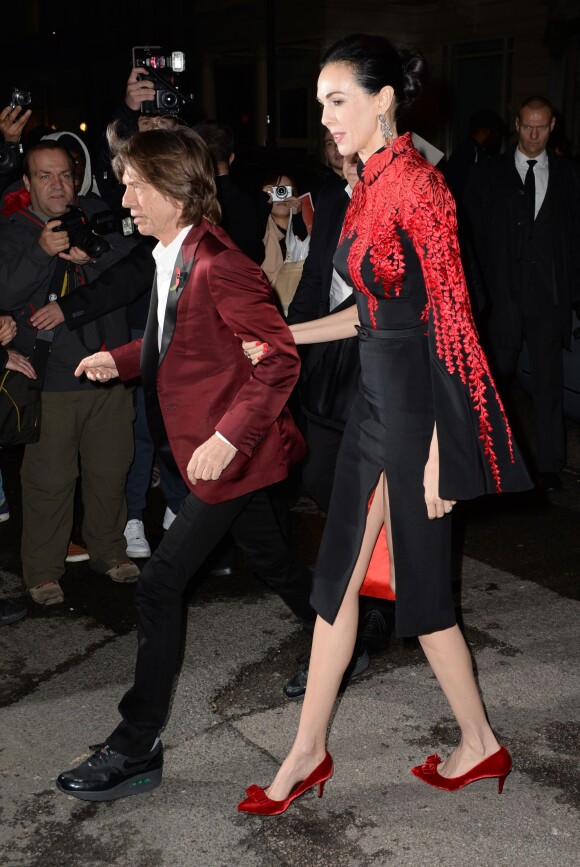 Mick Jagger et sa compagne L'Wren Scott arrivent à l'hôtel Claridge's pour les Harper's Bazaar Women of the Year Awards. Londres, le 5 novembre 2013.
