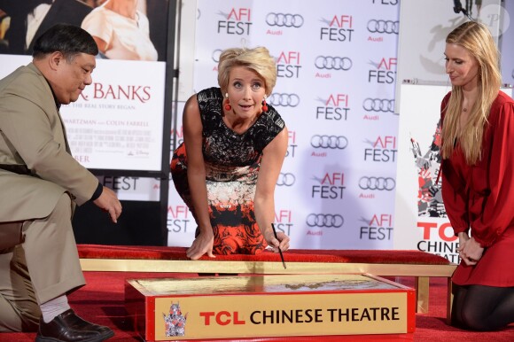 Emma Thompson immortalisant ses empreintes devant le Chinese Theater à Los Angeles le 7 novembre 2013, dans le cadre de l'AFI Festival et la présentation du film A l'ombre de Mary