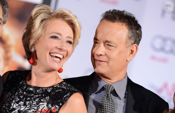 Tom Hanks accompagne Emma Thompson, immortalisant ses empreintes devant le Chinese Theater à Los Angeles le 7 novembre 2013, dans le cadre de l'AFI Festival et la présentation du film A l'ombre de Mary