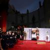 Emma Thompson immortalisant ses empreintes devant le Chinese Theater à Los Angeles le 7 novembre 2013, dans le cadre de l'AFI Festival et la présentation du film A l'ombre de Mary