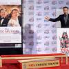 Tom Hanks fait un discours alors qu'Emma Thompson immortalise ses empreintes devant le Chinese Theater à Los Angeles le 7 novembre 2013, dans le cadre de l'AFI Festival et la présentation du film A l'ombre de Mary