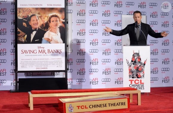 Tom Hanks fait un discours alors qu'Emma Thompson immortalise ses empreintes devant le Chinese Theater à Los Angeles le 7 novembre 2013, dans le cadre de l'AFI Festival et la présentation du film A l'ombre de Mary