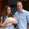 Le prince William et son épouse Kate Middletondevant l'hôpital St Mary's à Paddington avec leur fils le prince George, le 23 juillet 2013 à Londres
