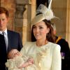 La duchesse de Cambridge Kate Middleton avec son fils le prince George au Palais Saint James à Londres le 23 octobre 2013