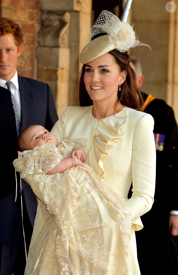 La duchesse de Cambridge Kate Middleton avec son fils le prince George au Palais Saint James à Londres le 23 octobre 2013