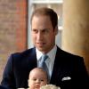 Le duc de Cambridge et son fils le prince George, à la Chapelle Royale du palais Saint James le 23 octobre 2013
