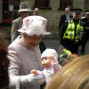 La reine Elizabeth II rencontre la poupée Annabell, en juillet 2013