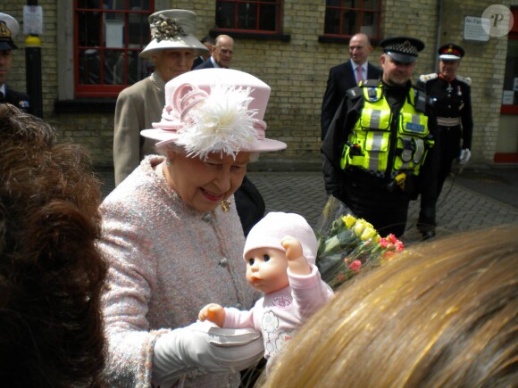 La reine Elizabeth II rencontre la poupée Annabell, en juillet 2013