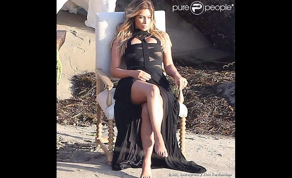 Kim Kardashian Sexy Sur Une Plage Pour Un Shooting En