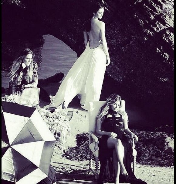 Khloé, Kim Kardashian et leur demi-soeur Kendall Jenner en plein shooting photo sur une plage.