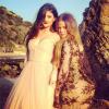 Kylie Jenner et Khloé Kardashian, sublimes lors d'un shooting photo sur une plage.