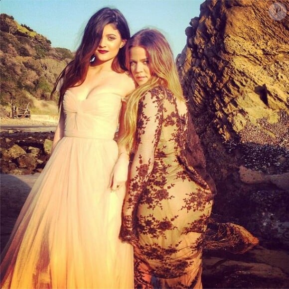 Kylie Jenner et Khloé Kardashian, sublimes lors d'un shooting photo sur une plage.