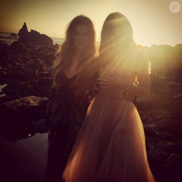 Khloé Kardashian et Kylie Jenner lors d'un shooting photo sur une plage.