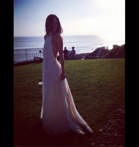 Kendall Jenner prend la pose lors d'un shooting photo sur une plage.