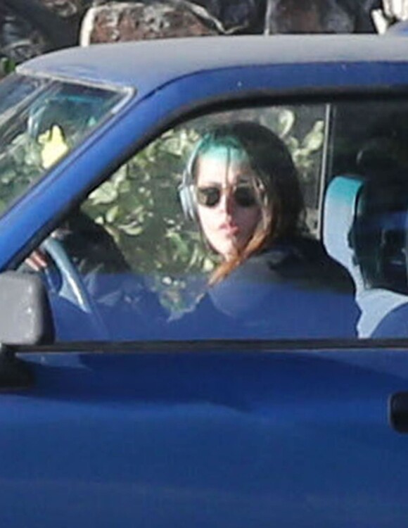 Kristen Stewart devant la résidence de Robert Pattinson en voiture, le mercredi 30 octobre 2013, à Los Angeles, pour une entrevue bien mystérieuse...