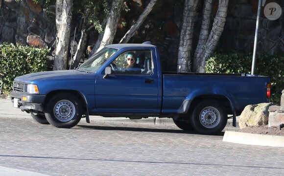 Kristen Stewart devant la maison de Robert Pattinson en voiture, le mercredi 30 octobre 2013, à Los Angeles, pour une entrevue bien mystérieuse...