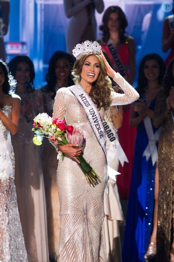 Gabriela Isler, Miss Venezuela 2013, remporte la couronne de Miss Univers remise par son prédécesseur Olivia Culpo au Crocus City Hall. Moscou, le 9 novembre 2013.