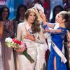 Gabriela Isler, Miss Venezuela 2013, remporte la couronne de Miss Univers remise par son prédécesseur Olivia Culpo au Crocus City Hall. Moscou, le 9 novembre 2013.
