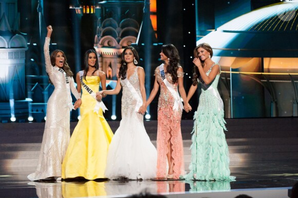Gabriela Isler du Venezuela, Ariella Arida des Philippines, Patricia Yurena Rodriguez d'Espagne, Jakelyne Oliveira du Bresil et Constanza Baez de l'Équateur forment le top 5 du concours Miss Univers 2013. Moscou, le 9 novembre 2013.