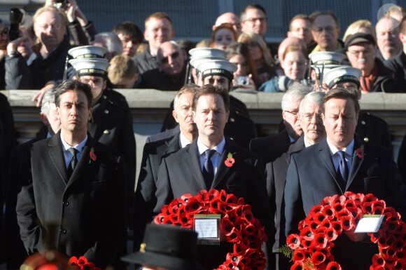 Ed Miliband, Nick Clegg et le premier ministre David Cameron prêt à déposer leurs gerbes de coquelicots lors de la cérémonie au Cénotaphe de Whitehall durant Remembrance Day à Londres le 10 novembre 2013