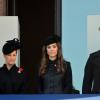 Kate Middleton, duchesse de Cambridge, assiste aux cérémonies du Remembrance Day au Cénotaphe de Whitehall à Londres, le 10 novembre 2013 en compagnie de Sophie de Wessex