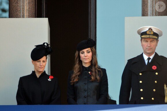 Kate Middleton, duchesse de Cambridge, assiste aux cérémonies du Remembrance Day au Cénotaphe de Whitehall à Londres, le 10 novembre 2013 en compagnie de Sophie de Wessex