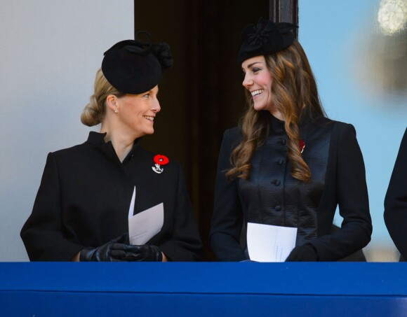 La duchesse de Cambridge Kate Middleton et Sophie de Wessex lors d'une cérémonie du souvenir durant Remembrance Day au Cénotaphe de Whitehall à Londres, le 10 novembre 2013