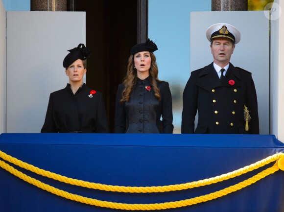 La duchesse de Cambridge Kate Middleton avec la duchesse de Wessex lors d'une cérémonie du souvenir durant Remembrance Day au Cénotaphe de Whitehall à Londres, le 10 novembre 2013