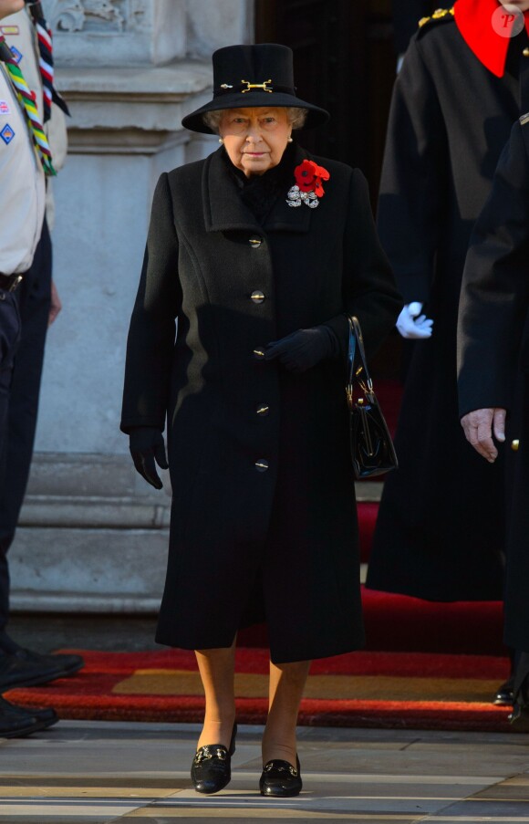 La reine Elizabeth II lors d'une cérémonie du souvenir durant Remembrance Day au Cénotaphe de Whitehall à Londres, le 10 novembre 2013