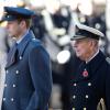 Le prince William et le prince Philip, lors des cérémonie du Remembrance Day au Cénotaphe de Whitehall à Londres, le 10 novembre 2013