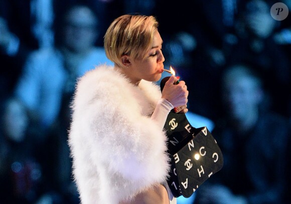 Miley Cyrus allume une cigarette suspecte lors des MTV European Music Awards au Ziggo Dome à Amsterdam, le 10 novembre 2013.