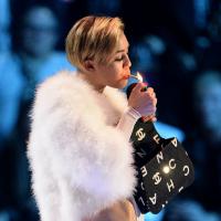 MTV EMA 2013 : Miley Cyrus fume un joint sur scène !