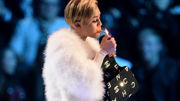 MTV EMA 2013 : Miley Cyrus fume un joint sur scène !